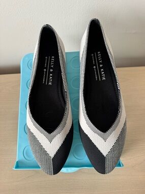 Kelly & Katie Fonzie 2 Black & Grey Chevron Pointed Knit Flats / Size 9
(NWOB)